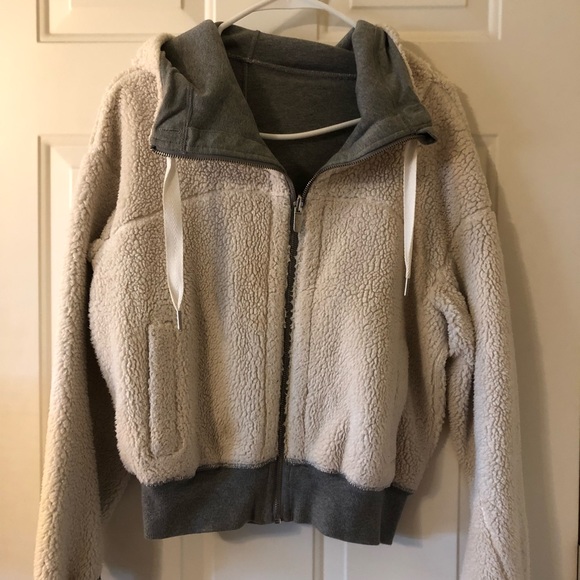 Lululemon Reversible Sherpa and Gray Crop Jacket in Size Medium - Picture 3 of 10